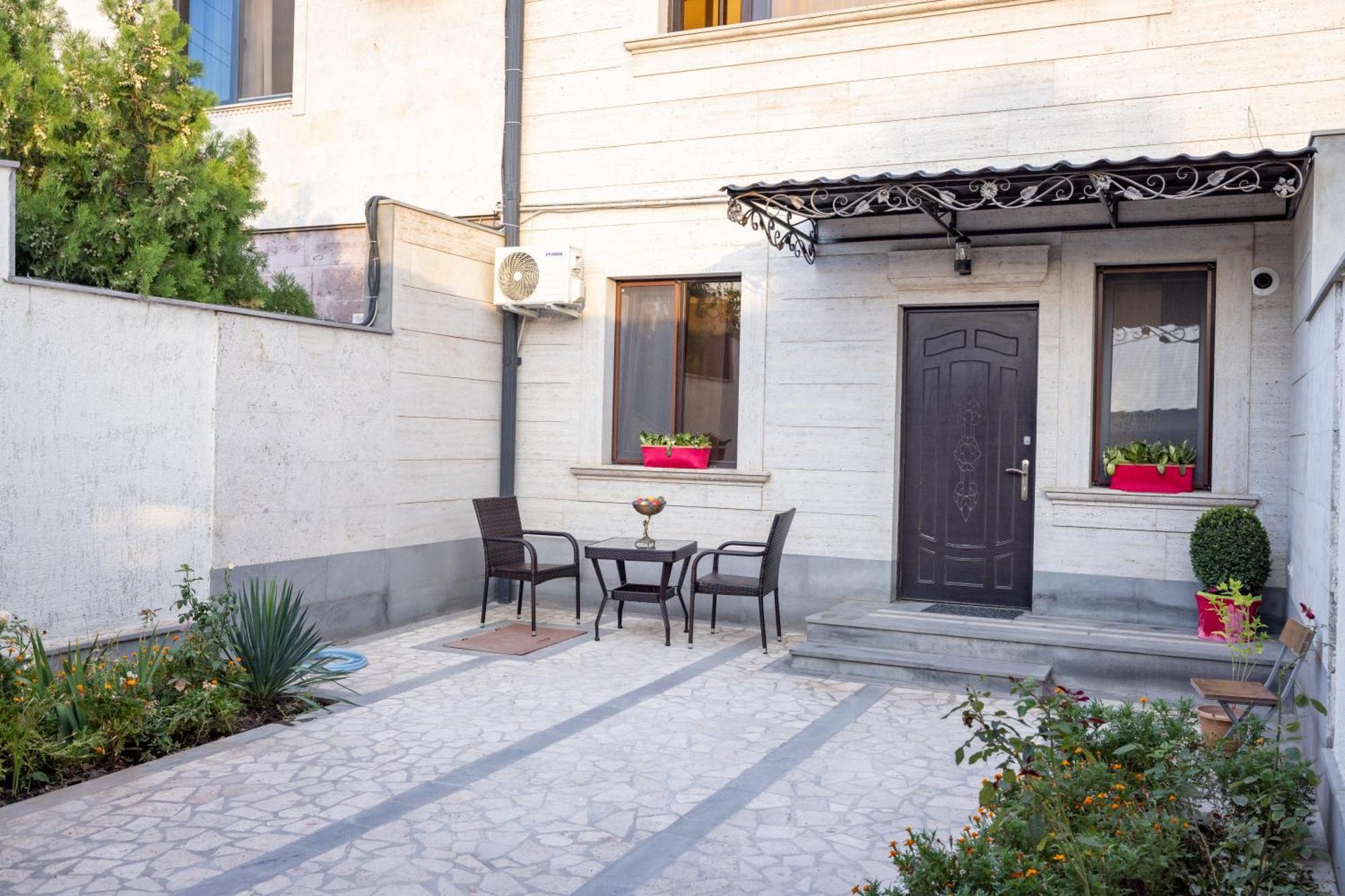 Bed and Breakfast Our House Vagharshapat Екстер'єр фото